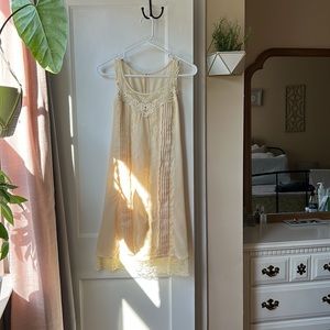 Beige lace pleated dress size medium
